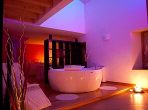 Suíte real, sauna seca (Tantra) | Banheiro | Chuveiro, produtos de toalete grátis, secador de cabelo, bidê