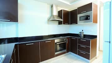 Full-size fridge, microwave, oven, stovetop