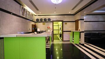 Full-sized fridge, microwave, oven, stovetop