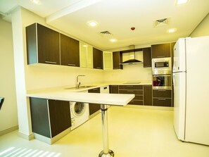 Fridge, microwave, stovetop, cookware/dishes/utensils - Golden Rose Luxury Suites (Manama)