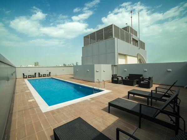 Outdoor pool - Golden Rose Luxury Suites (Manama)