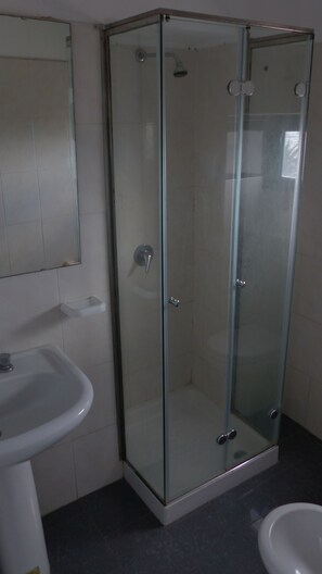 Quarto casal clássico | Banheiro | Chuveiro, secador de cabelo, toalhas de banho
