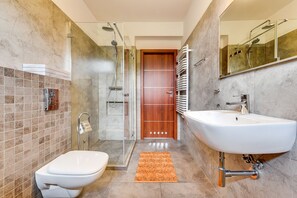 Comfort Apartment, 2 Bedrooms, Balcony, Canal View | Bathroom | Shower, hair dryer, towels - Rent a Flat Apartments - Torunska 18 (Gdansk)