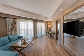 Suite junior | Área de sala de estar | Televisión LCD, tenis de mesa, juguetes y libros 