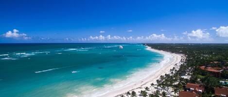 Accommodatie ligt op het strand, wit zand, ligstoelen, parasols