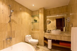 Kostenlose Toilettenartikel, Haartrockner, Handtücher
