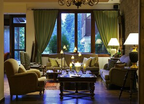 Interior entrance - Country Club Hotel & Suites (Karpenisi)