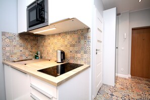 City Studio | Private kitchenette | Fridge, microwave, oven, stovetop