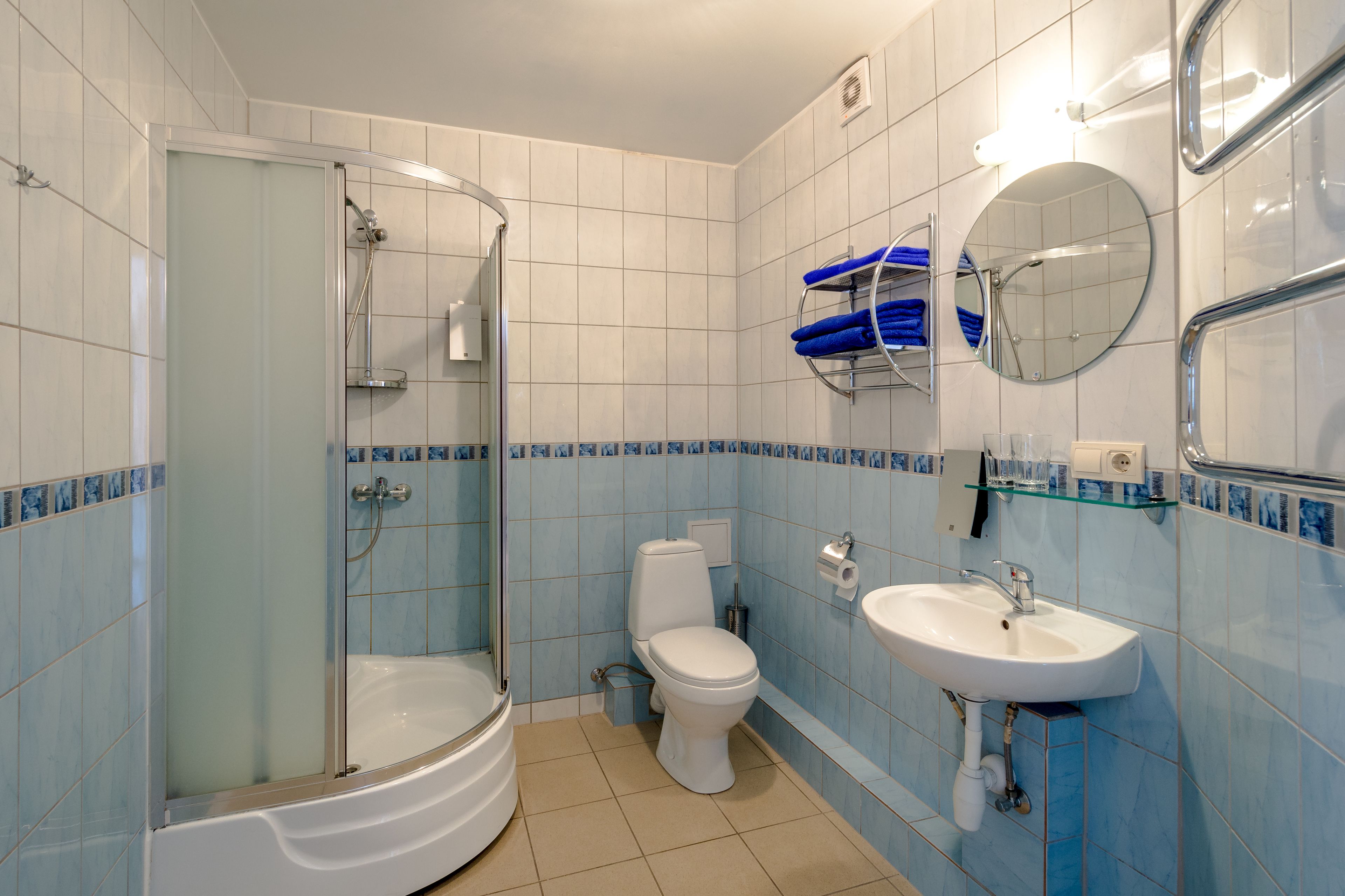 superior twin room | bathroom | towels