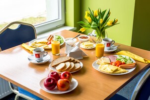 Se ofrece un desayuno a la carta todos los días (10 EUR por persona)