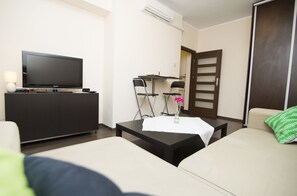 Suite, 1 habitación | Sala de estar | Televisión de pantalla plana 