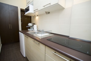 Suite, 1 Bedroom | Private kitchenette | Fridge, microwave, stovetop, coffee/tea maker - Rent a Flat apartments - Korzenna St. (Gdansk)