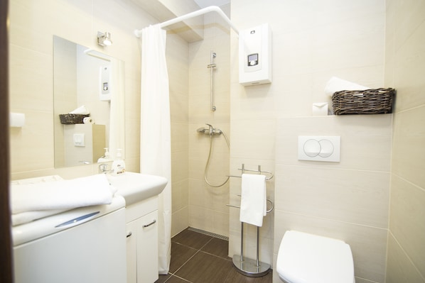Suite, 1 habitación | Baño | Regadera, secadora de cabello, toallas 