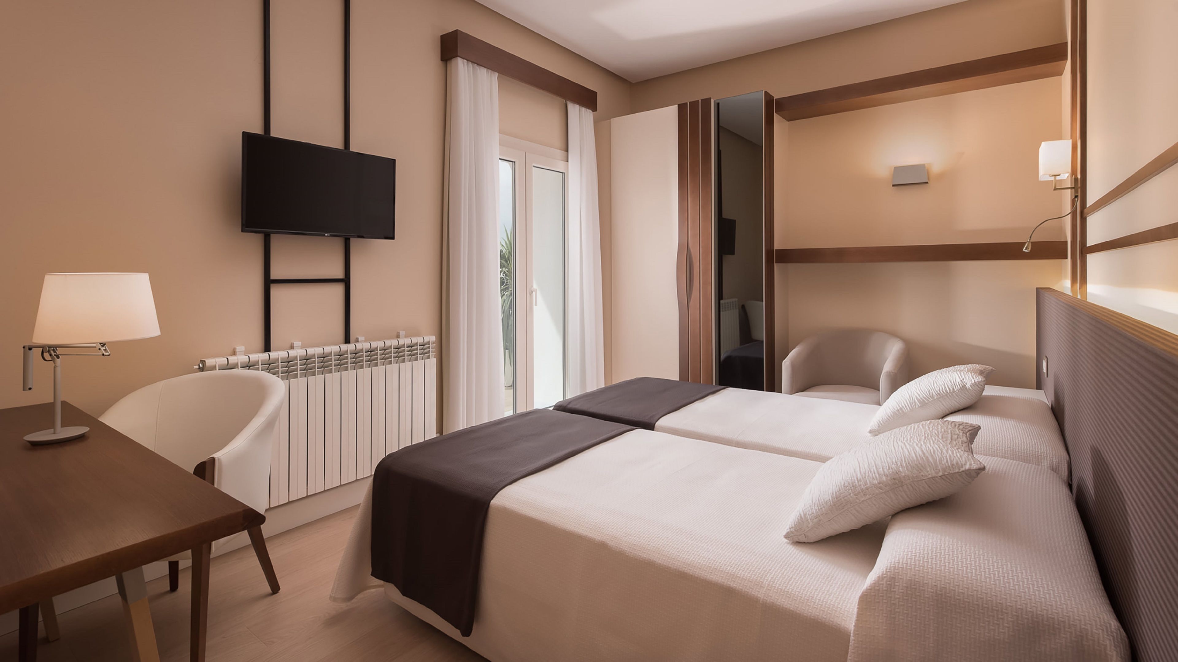 deluxe double room, 2 single beds | premium bedding, minibar, in-room safe, desk