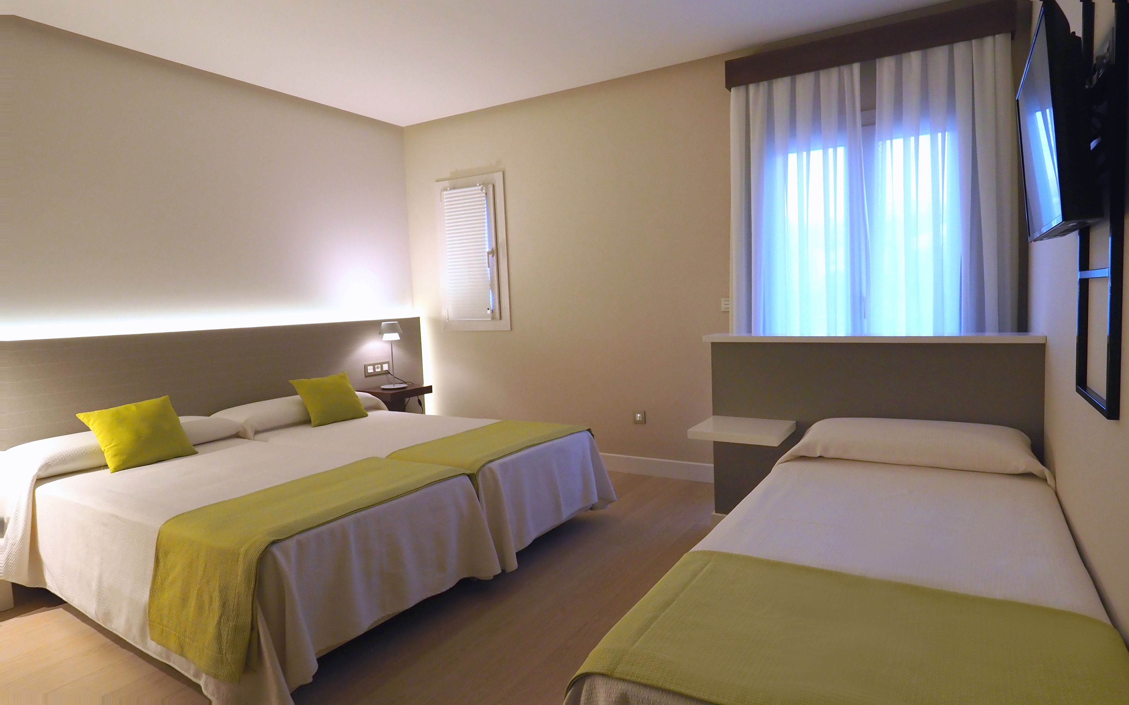 deluxe triple room, 3 single beds | premium bedding, minibar, in-room safe, desk