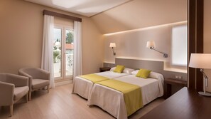 Sengetøy av topp kvalitet, minibar, safe på rommet og skrivebord