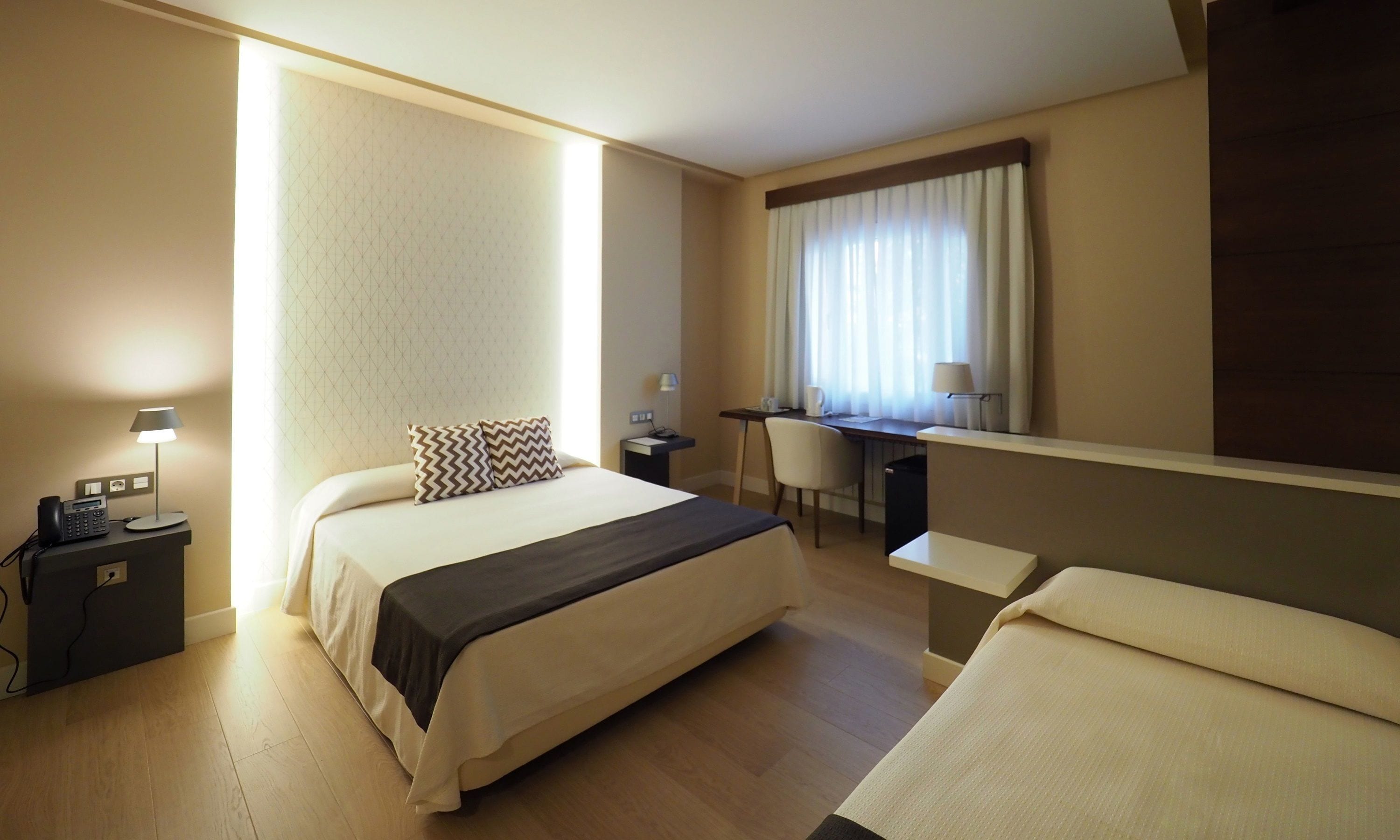 deluxe triple room, 3 single beds | premium bedding, minibar, in-room safe, desk