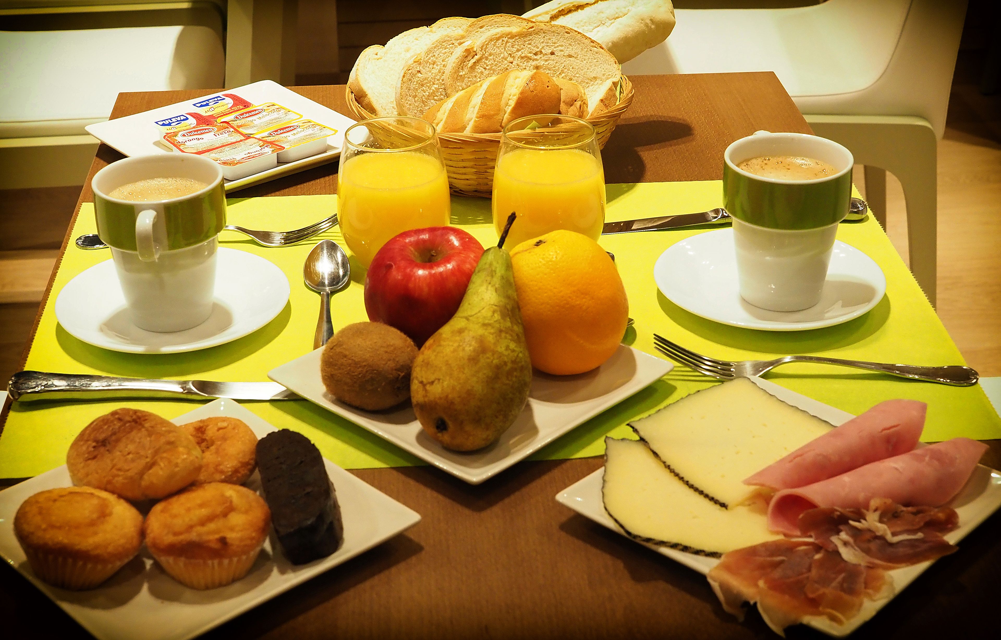 daily continental breakfast (eur 5 per person)