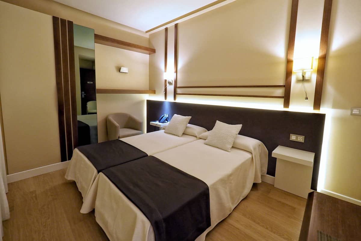 Deluxe Triple Room, 3 Twin Beds | Premium bedding, minibar, in-room safe, desk