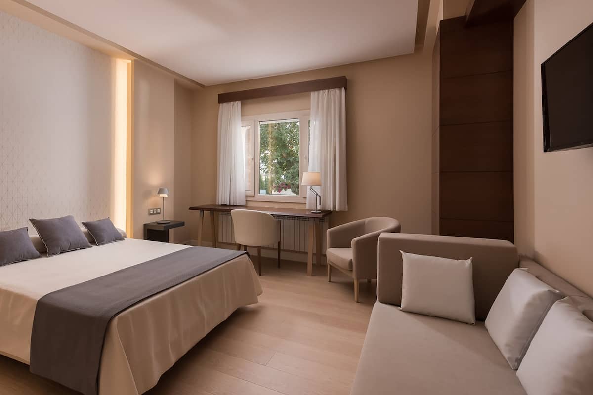 Premium bedding, minibar, in-room safe, desk