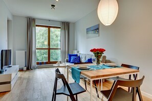 Comfort-Suite, 1 Schlafzimmer, Balkon, am Strand | Essbereich im Zimmer