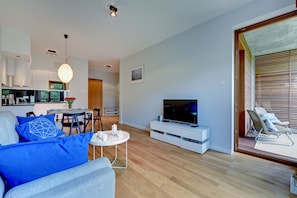 Comfort-Suite, 1 Schlafzimmer, Balkon, am Strand | Wohnzimmer | Flachbildfernseher