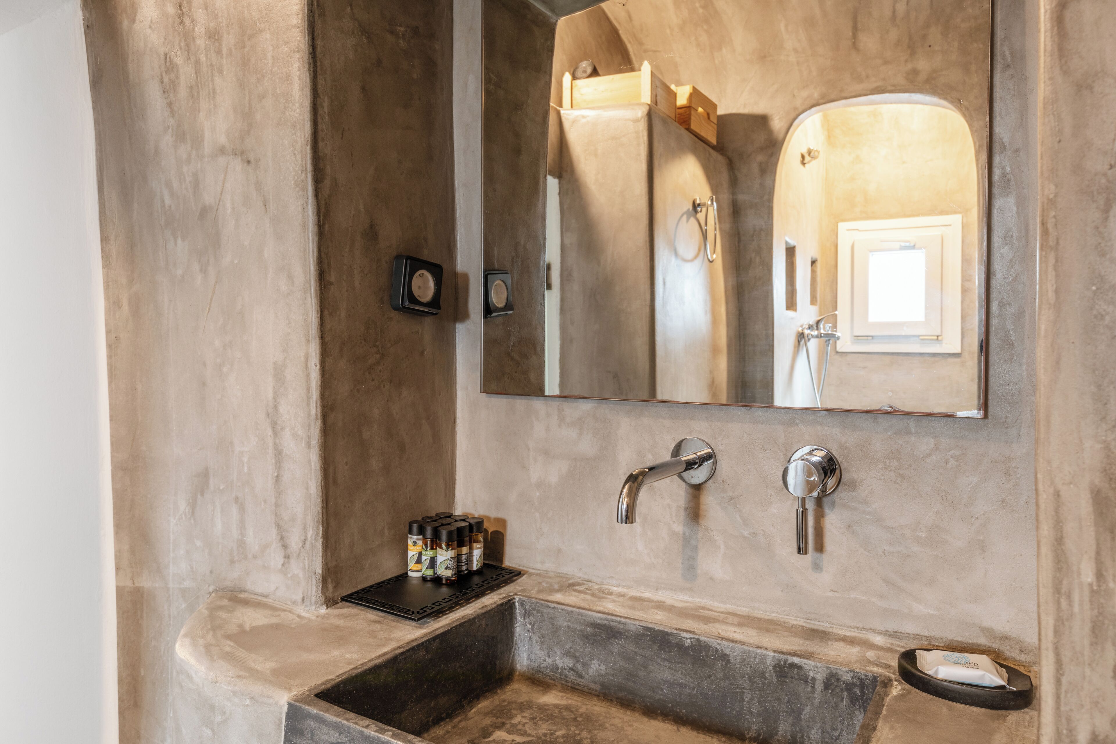 Un baño con un espejo grande, un lavabo y una zona de ducha.