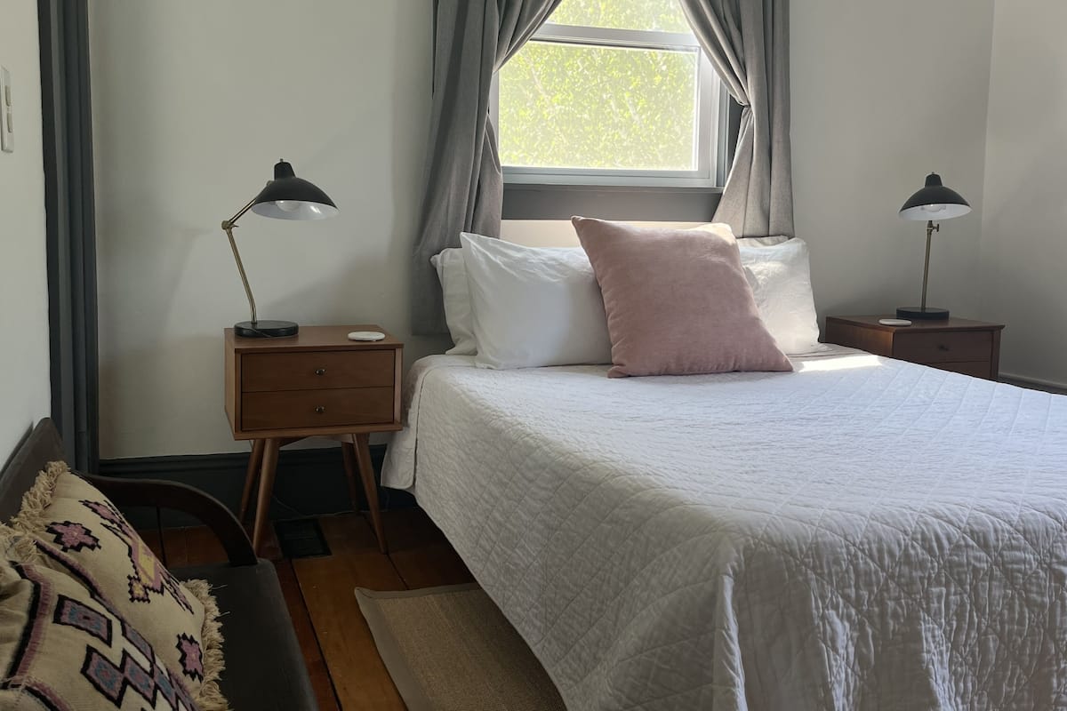 Habitación | Tabla de planchar con plancha, wifi gratis y ropa de cama