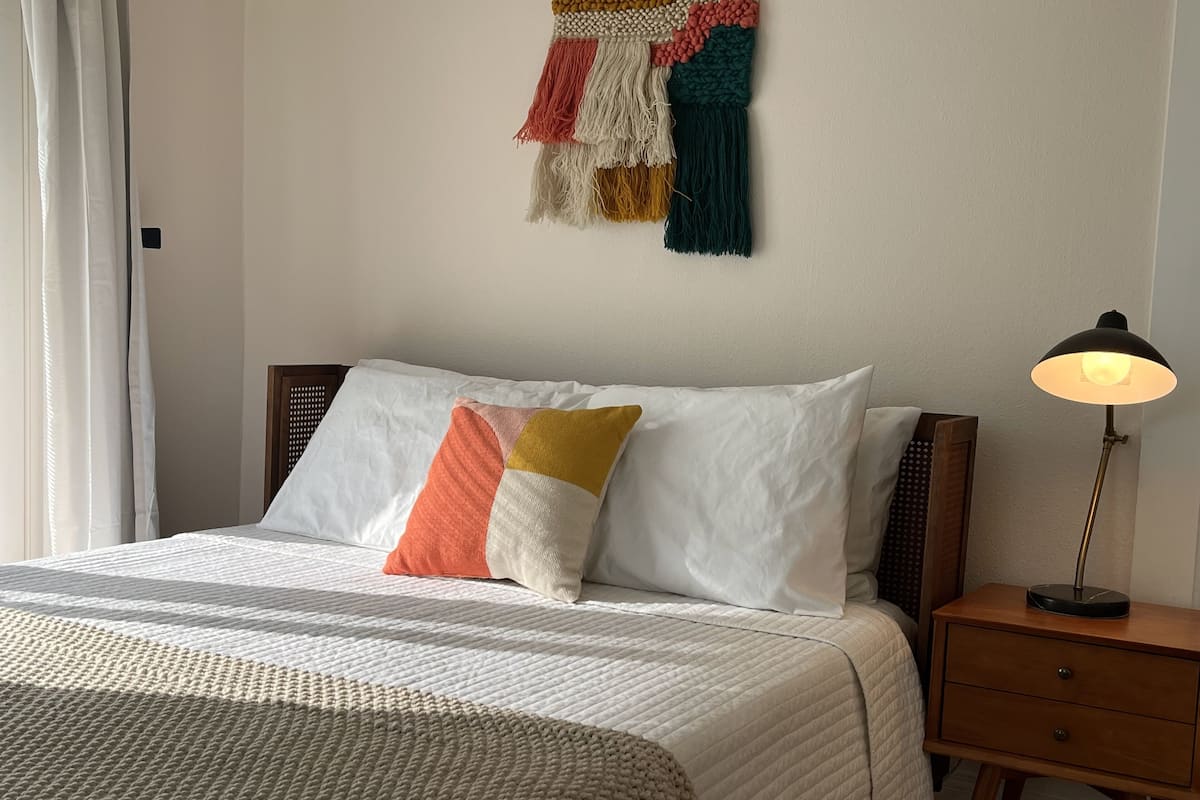 Habitación tradicional | Tabla de planchar con plancha, wifi gratis y ropa de cama