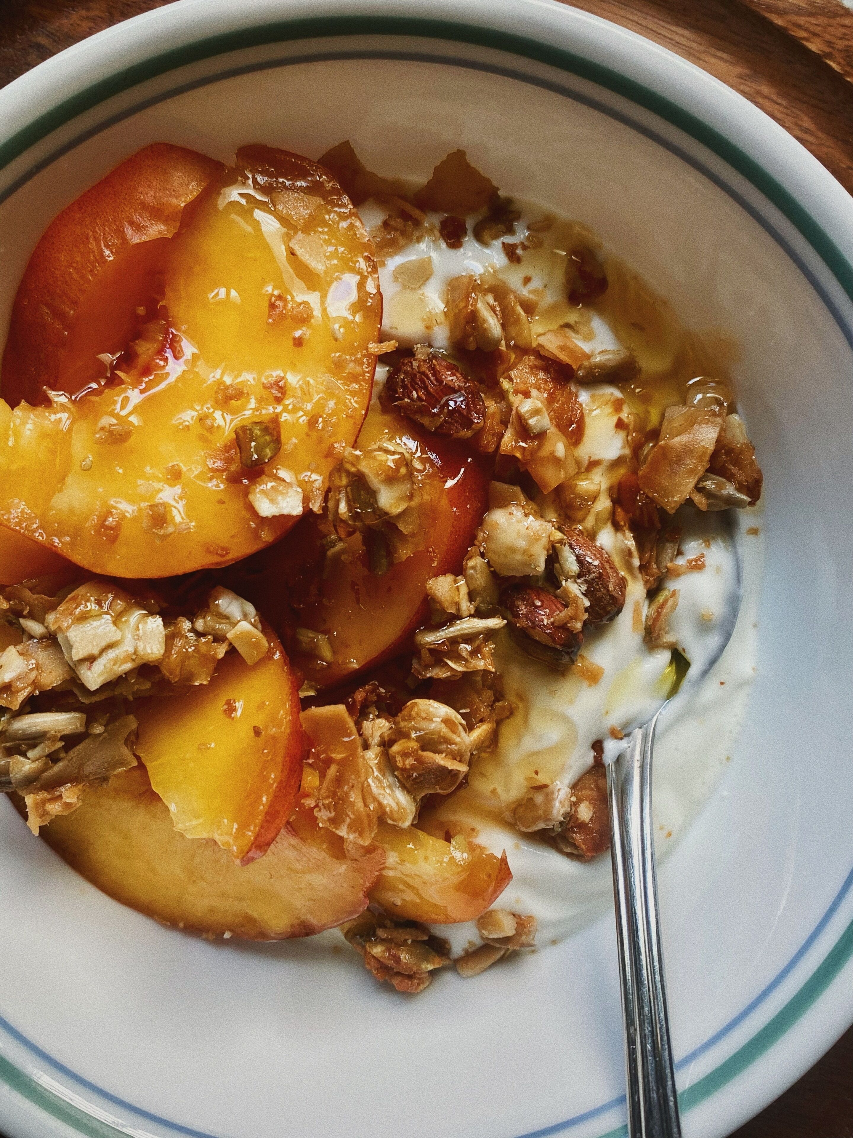Un bol d'aliments amb fruita i granola.