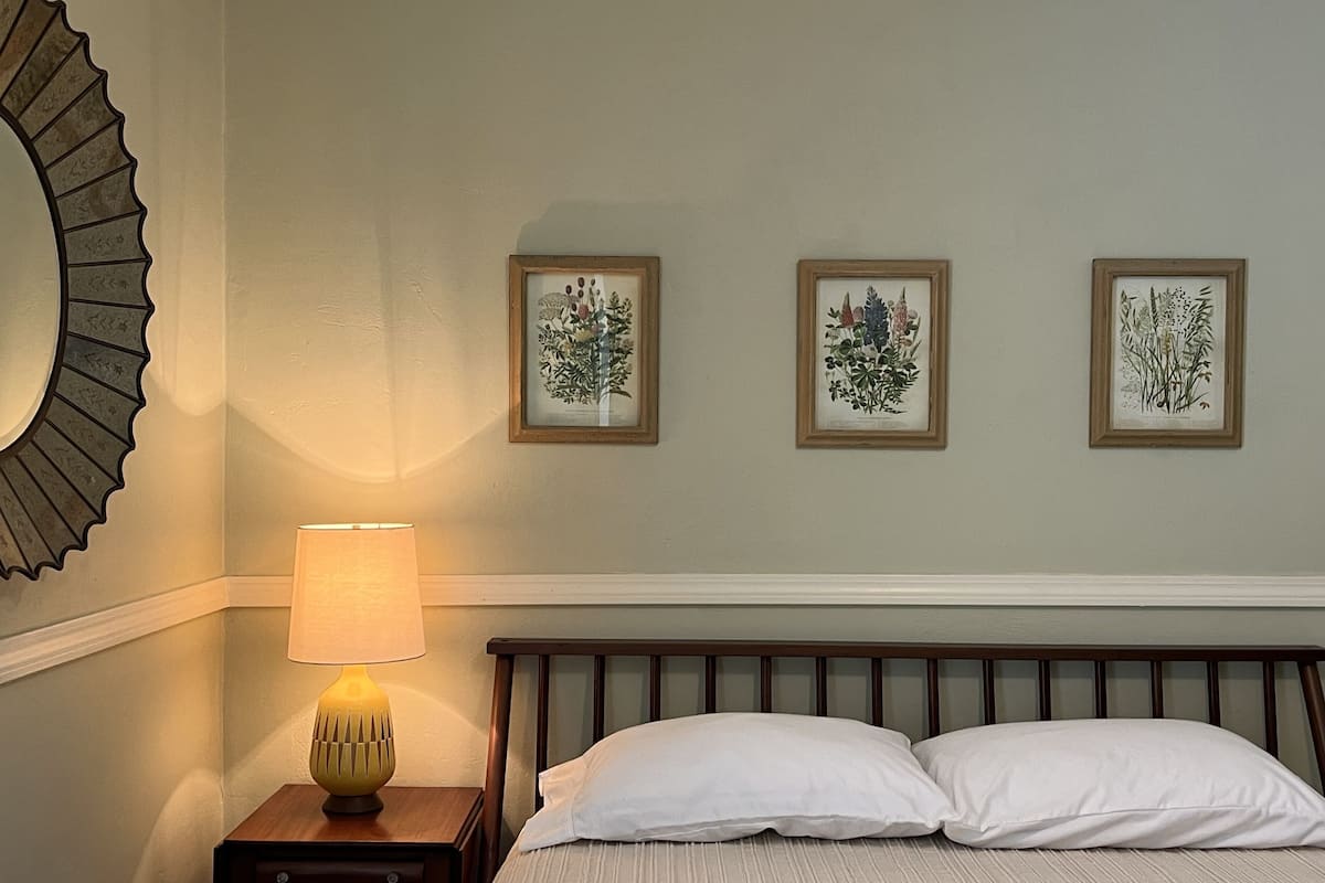 Habitación | Tabla de planchar con plancha, wifi gratis y ropa de cama