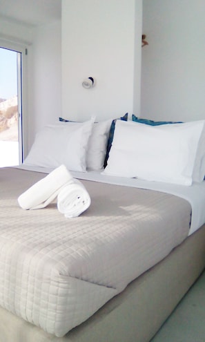 Egyptian cotton sheets, premium bedding, in-room safe - Mykonos Gemm Villas (Mykonos)