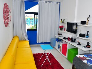Apartment | Living room | 32-inch LCD TV with satellite channels, TV - Apartamento Farol da Barra (Salvador)