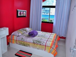 1 habitación, cortinas blackout y tabla de planchar con plancha 