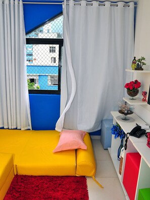 Apartment | Living room | 32-inch LCD TV with satellite channels, TV - Apartamento Farol da Barra (Salvador)