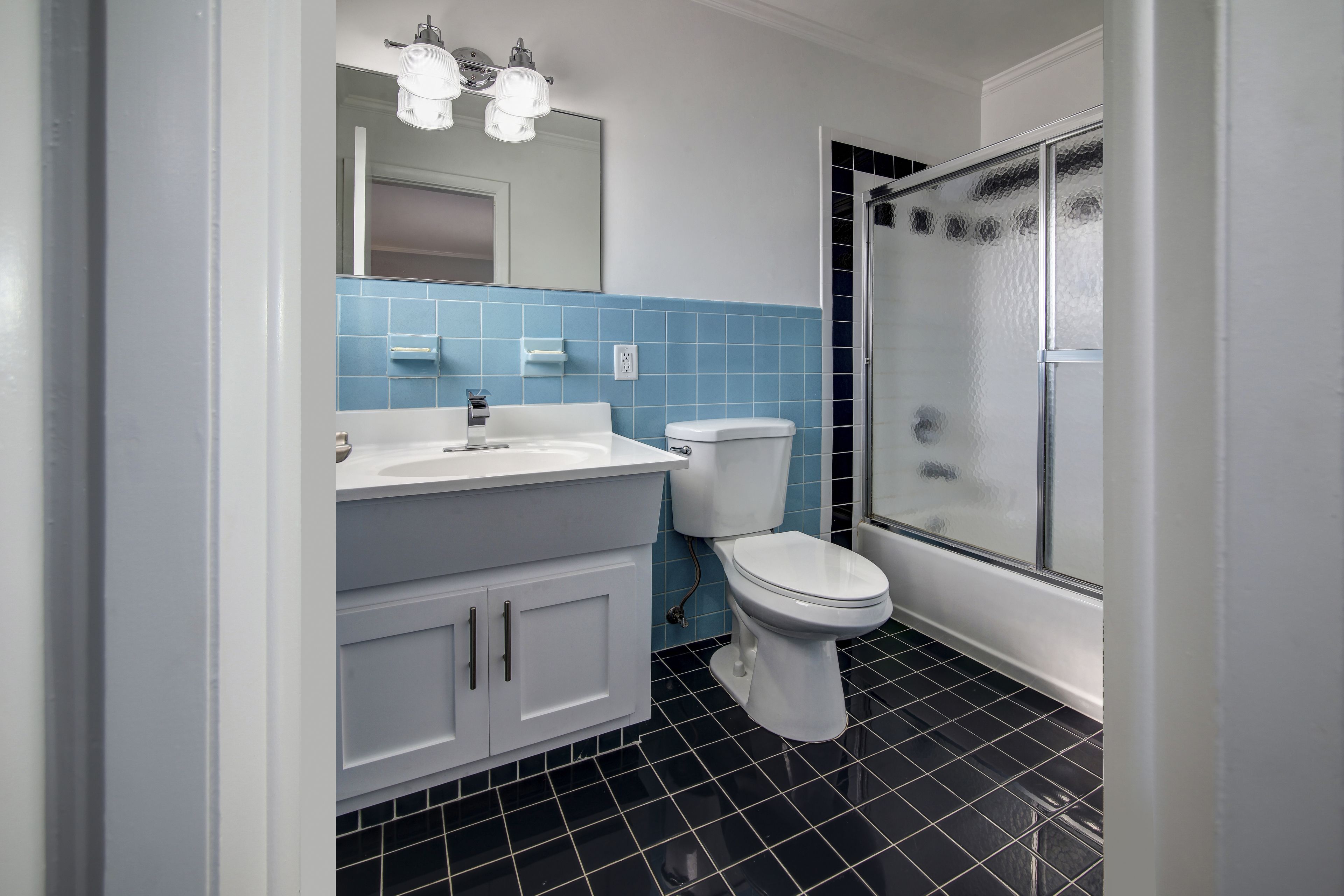 efficiency queen suite | bathroom | shower, free toiletries, hair dryer, towels