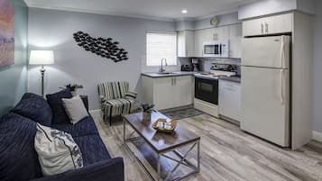 One Bedroom Studio, King Suite | Living area