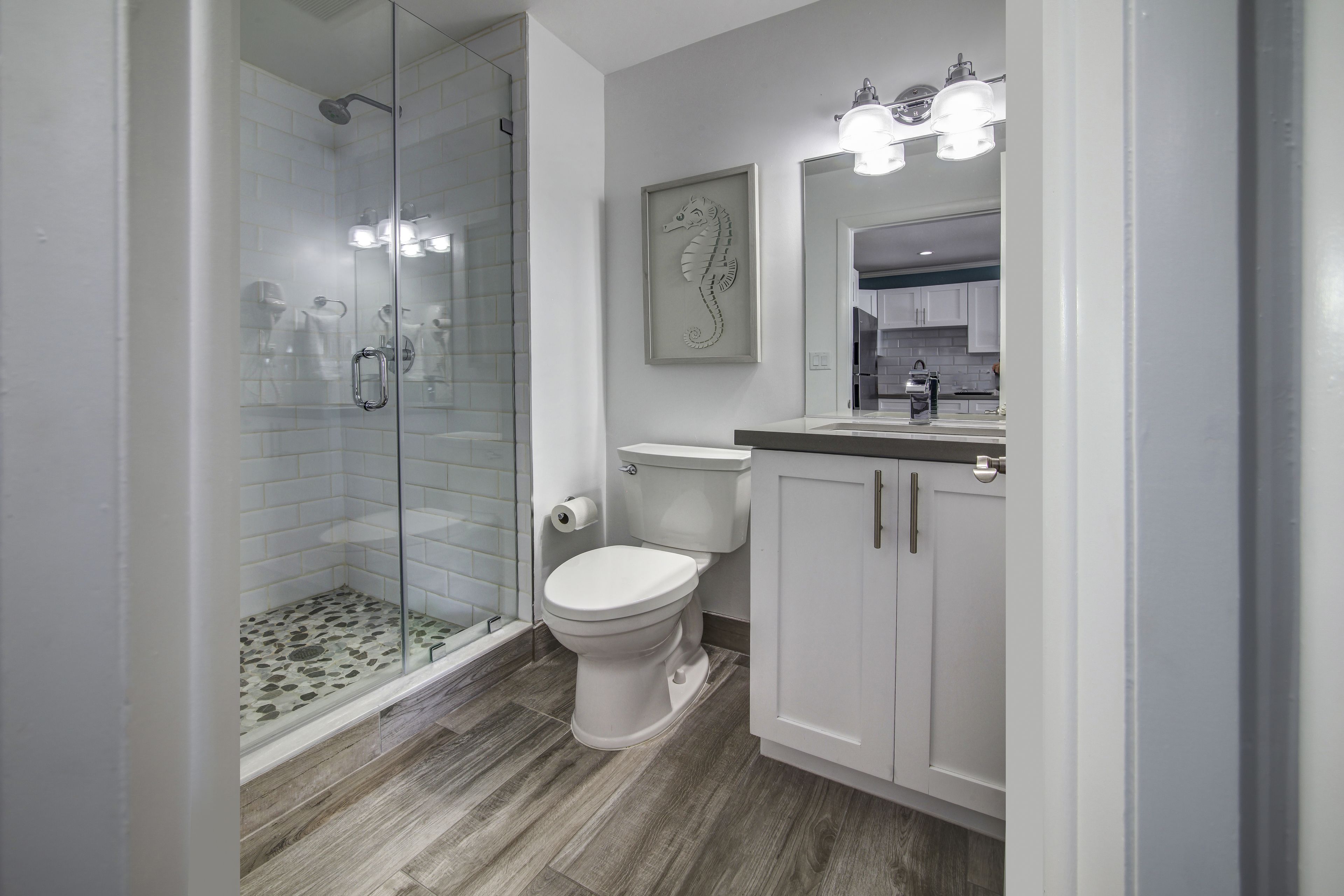 one bedroom studio, queen suite | bathroom | shower, free toiletries, hair dryer, towels