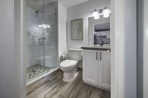One Bedroom Studio, Queen Suite | Badeværelse | Bruser, gratis toiletartikler, hårtørrer, håndklæder