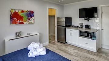 Efficiency Queen Suite | Living area | LCD TV