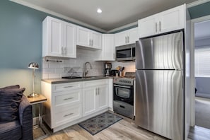 One Bedroom Studio, Queen Suite | Private kitchen
