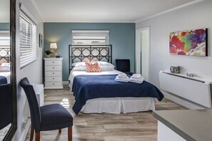 Efficiency Queen Suite | 起居区 | 液晶电视