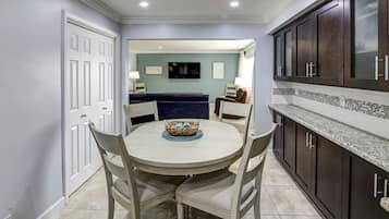 Two Bedroom King Suite | Makan di kamar