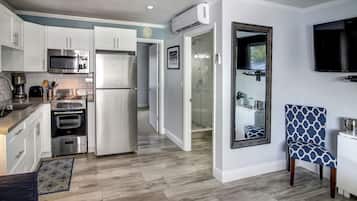 One Bedroom Studio, Queen Suite | Cocina privada | Refrigerador y microondas
