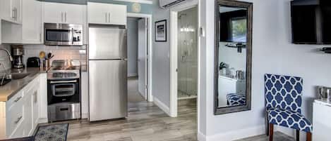 One Bedroom Studio, Queen Suite | Cocina privada | Refrigerador y microondas