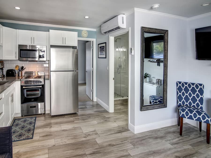 One Bedroom Studio, Queen Suite | Cocina privada | Refrigerador y microondas