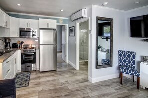 One Bedroom Studio, Queen Suite | Eget kjøkken | Kjøleskap og mikrobølgeovn