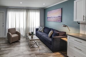 One Bedroom Studio, Queen Suite | Sala de estar | Una televisión LCD