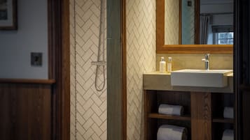 Deluxe-Doppelzimmer | Badezimmer | Kostenlose Toilettenartikel, Handtücher