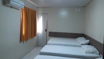 Habitación individual de lujo | Minibar, escritorio, cortinas blackout y tabla de planchar con plancha